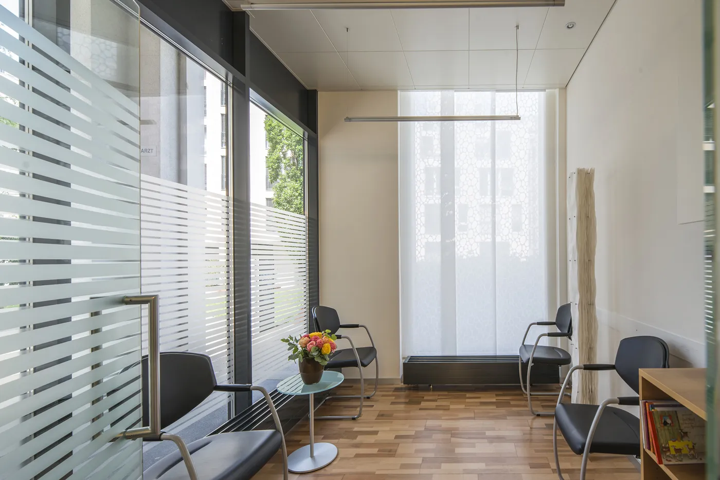 Helles und freundliches Wartezimmer mit bequemen Sitzgelegenheiten